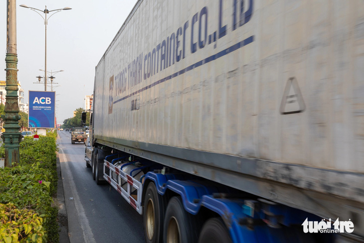 Xe container lao vun vút trên quốc lộ 1 qua TP Đông Hà - Ảnh: HOÀNG TÁO