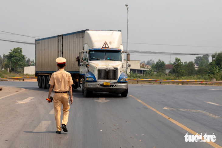 Xe tải từ 6 trục bị cấm lưu thông trên cao tốc Cam Lộ - La Sơn từ ngày 4-4 - Ảnh: HOÀNG TÁO