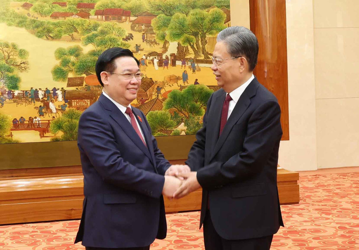 Chủ tịch Quốc hội Vương Đình Huệ và Ủy viên trưởng Nhân đại toàn quốc Trung Quốc Triệu Lạc Tế - Ảnh: TTXVN