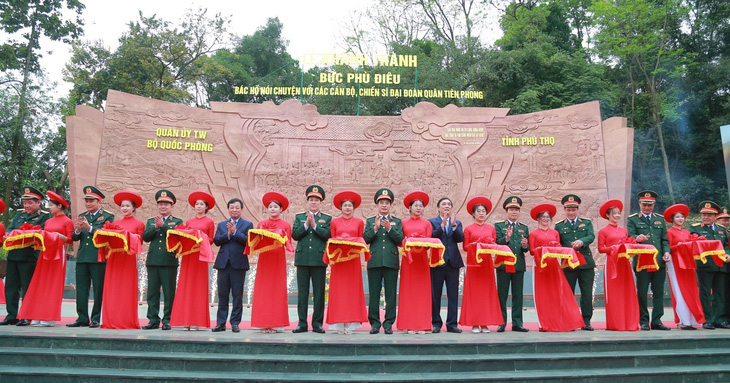 Các đại biểu cắt băng khánh thành bức phù điêu - Ảnh: Cổng TTĐT Phú Thọ