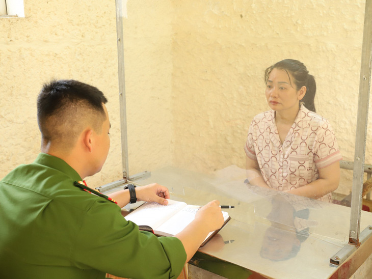 Bà trùm Bùi Thị Hương tại cơ quan công an - Ảnh: CACC