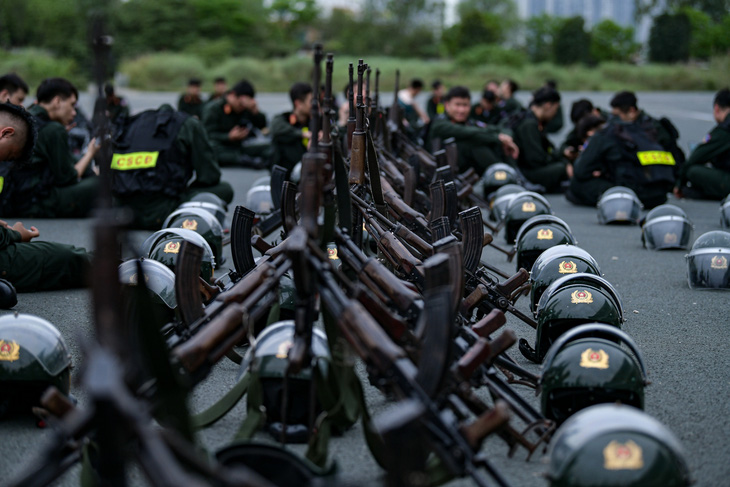 Ảnh vũ khí của lực lượng cảnh sát cơ động tập luyện - Ảnh: NAM TRẦN