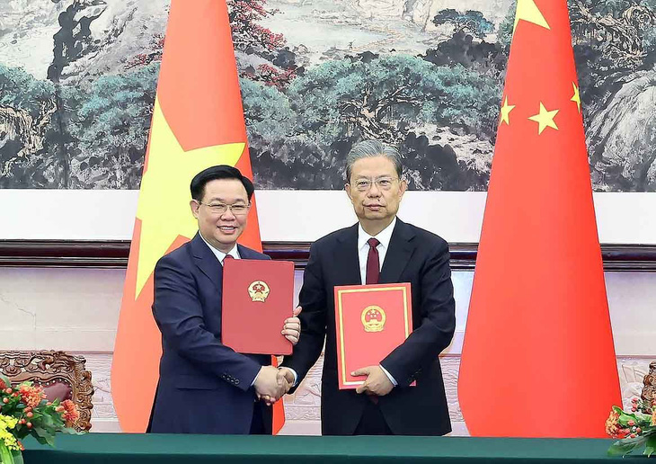 Kết thúc hội đàm, Chủ tịch Quốc hội Vương Đình Huệ và Ủy viên trưởng Triệu Lạc Tế đã ký thỏa thuận hợp tác giữa Quốc hội Việt Nam và Nhân đại toàn quốc Trung Quốc - Ảnh: TTXVN
