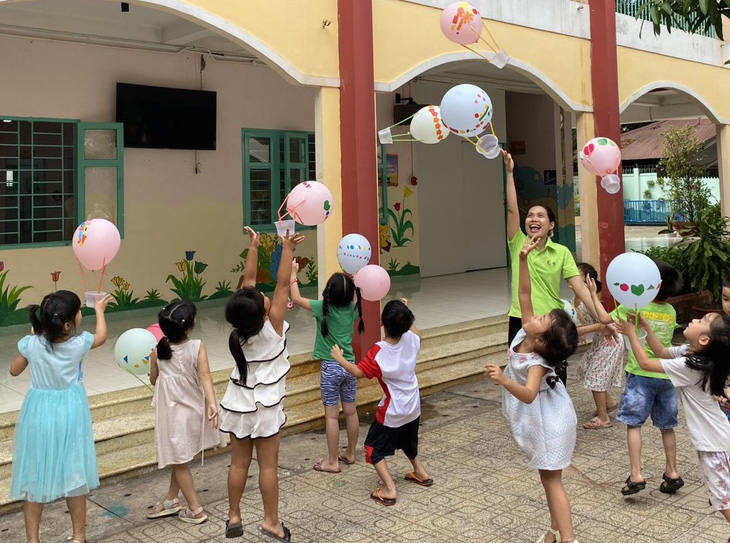 Khoảnh khắc vui vẻ và hào hứng nhất của tiết học STEM là khi học sinh theo cô Doãn Thị Yến ra sân thả khinh khí cầu lên cao - Ảnh: Nhà trường cung cấp