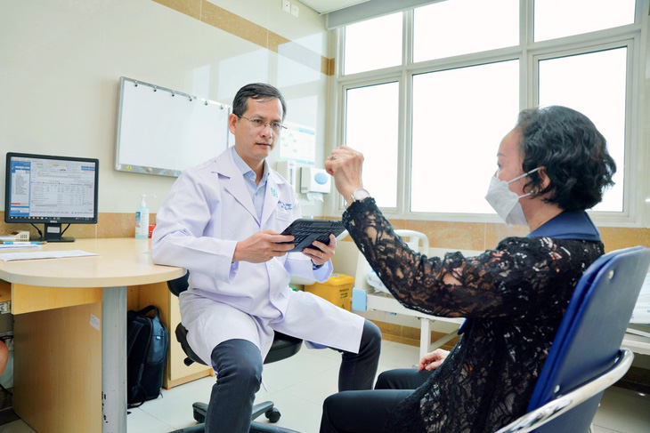 Bác sĩ Trần Ngọc Tài đang khám cho người bệnh Parkinson - Ảnh: BVCC