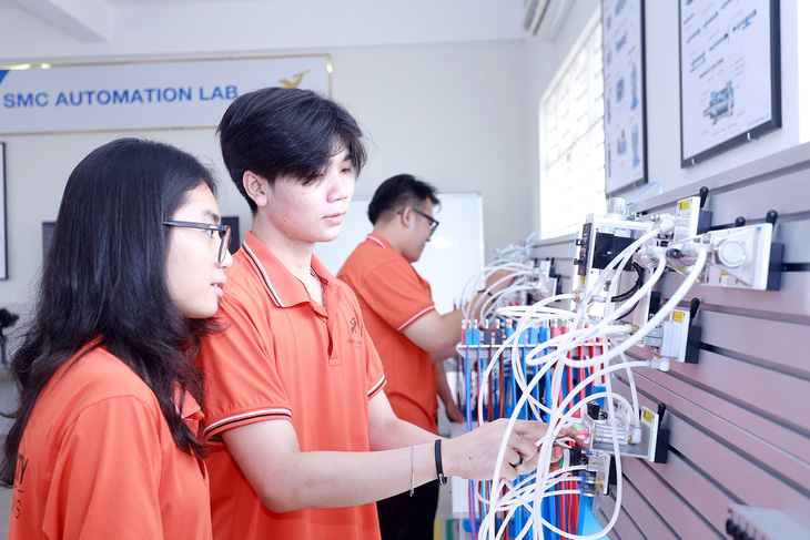 Sinh viên Trường đại học Lạc Hồng tìm hiểu tại phòng thí nghiệm tự động hóa SMC Automation Lab vừa được khai trương - Ảnh: A.B.
