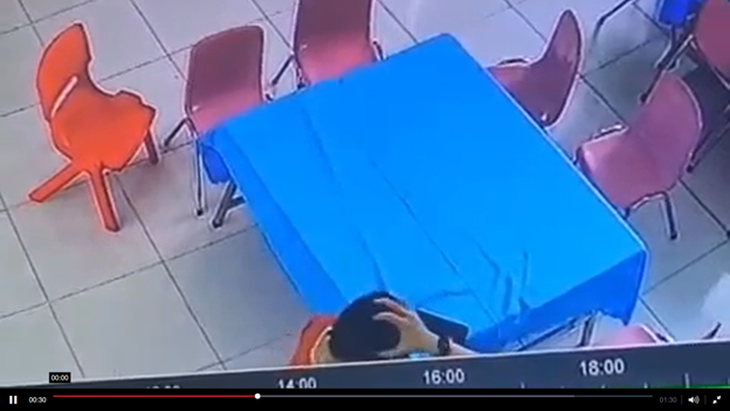 Trẻ bị cô giáo mầm non túm đầu, nhấn đầu vào bát cơm - Ảnh cắt từ video