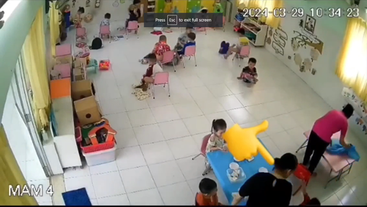 Trẻ ngã dúi dụi sau khi bị cô giáo (áo đen) tát vào mặt lúc ăn trưa - Ảnh cắt từ video - Ảnh: MỸ DUNG