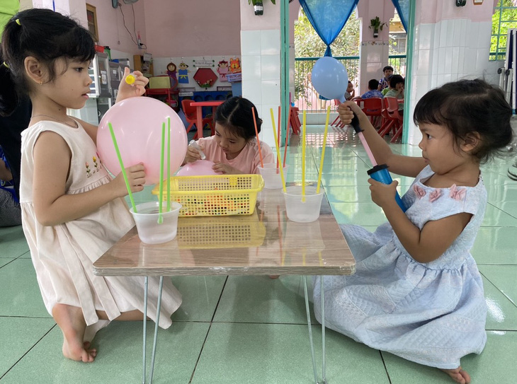 Học sinh lớp lá 1 Trường mầm non Tam Phú, TP Thủ Đức làm khinh khí cầu - Ảnh: nhà trường cung cấp