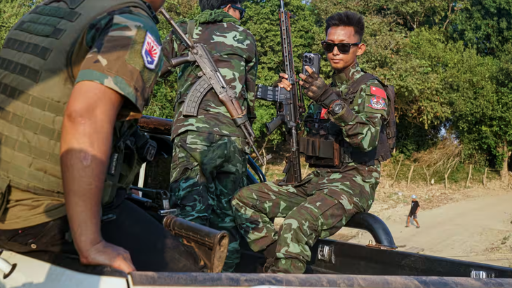 Binh lính thuộc nhóm nổi dậy Lực lượng phòng vệ nhân dân (PDF) tại bang Karen, Myanmar vào năm 2023 - Ảnh: NIKKEI ASIA