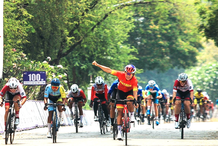 Nguyễn Thị Thật (áo đỏ) chiến thắng chặng 1 Tour of Thailand 2024 - Ảnh: TCA