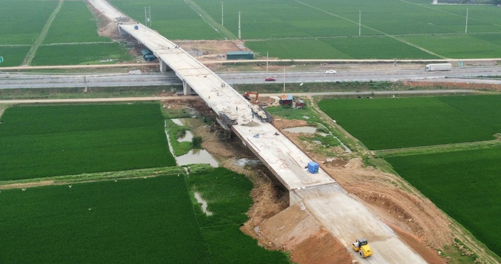 Nhà thầu đang thi công hoàn thiện cầu vượt cao tốc Mai Sơn - quốc lộ 45 tại nút giao ở xã Thiệu Giang, huyện Thiệu Hóa (Thanh Hóa) - Ảnh: CTV
