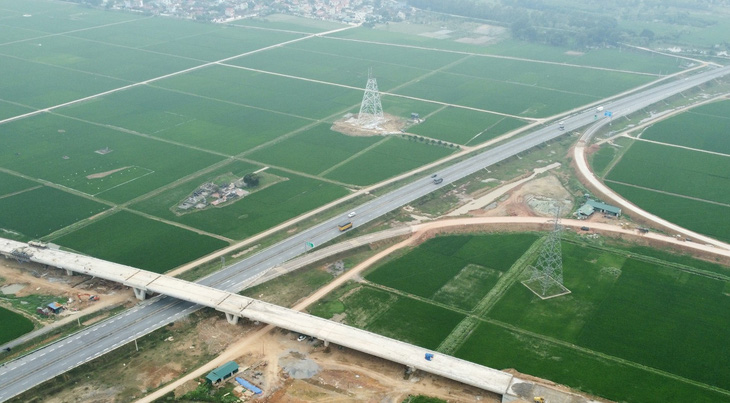 Các hạng mục tại nút giao cao tốc Mai Sơn - quốc lộ 45 ở xã Thiệu Giang, huyện Thiệu Hóa (Thanh Hóa) đang được hoàn thiện - Ảnh: CTV