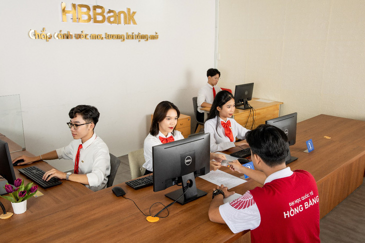 Sinh viên ngành tài chính ngân hàng HIU học thực hành tại ngân hàng mô phỏng