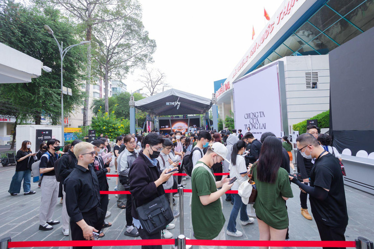 Các fan đã có mặt từ rất sớm để xếp hàng tham gia vào buổi tiệc độc quyền 7-Minute Stage của Sơn Tùng M-TP.