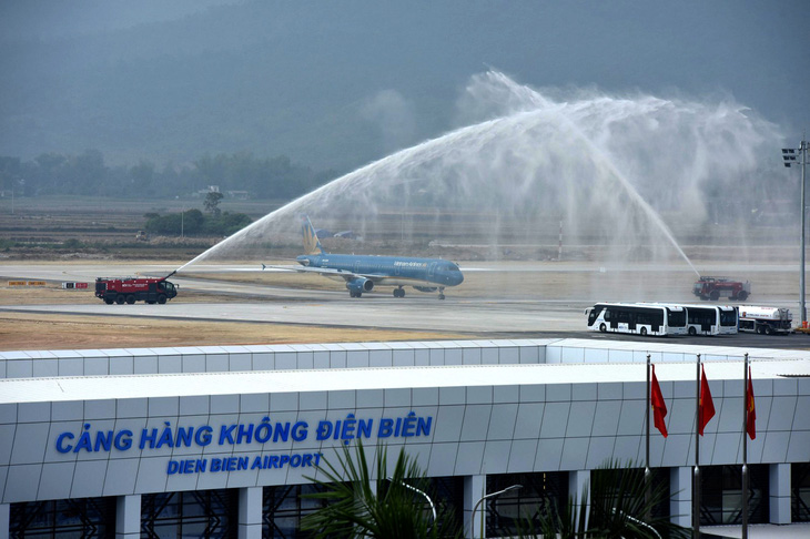 Từ ngày 6 đến 8-4, sân bay Điện Biên bị ảnh hưởng sương mù nên nhiều chuyến bay không khai thác được - Ảnh: TRẦN HUY HÙNG