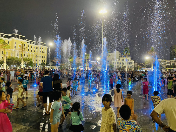 Trẻ em ùa vào tắm ở sàn nhạc nước quảng trường 29-3 tiềm ẩn nguy cơ chấn thương do áp lực nước - Ảnh: SANG NGUYỄN