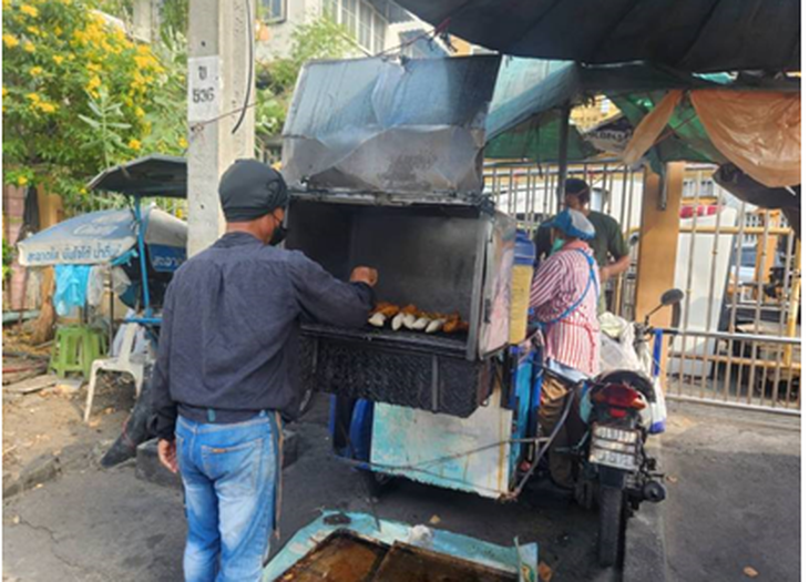 Một quầy bán thịt nướng lề đường ở Thái Lan - Ảnh: THAI PBS