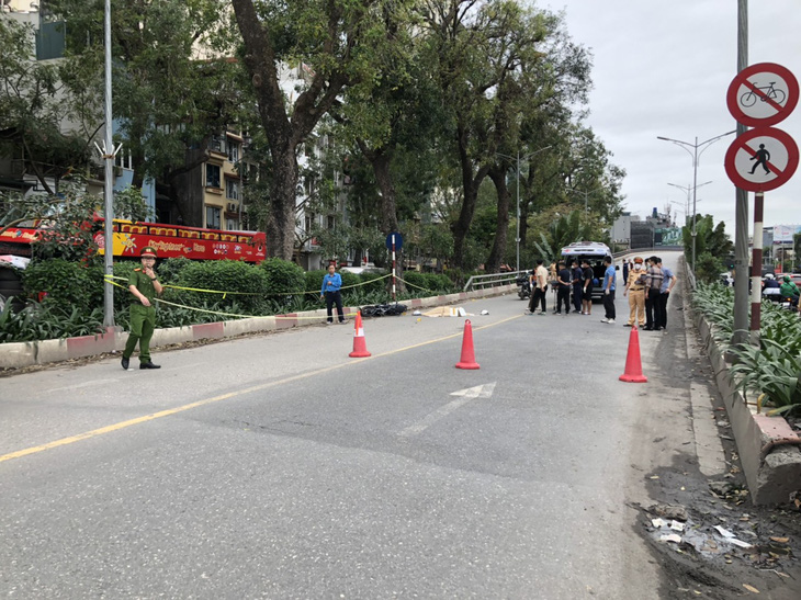 Cảnh sát phong tỏa khu vực cầu vượt An Dương - Thanh Niên để điều tra nguyên nhân vụ tai nạn - Ảnh: D.C.
