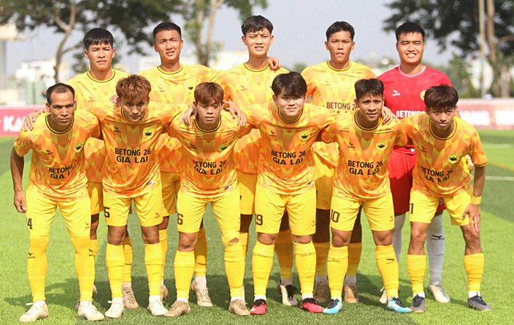Đội hình Tây Nguyên Gia Lai trong trận thua 0-5 trước Kon Tum - Ảnh: NGỌC LÊ