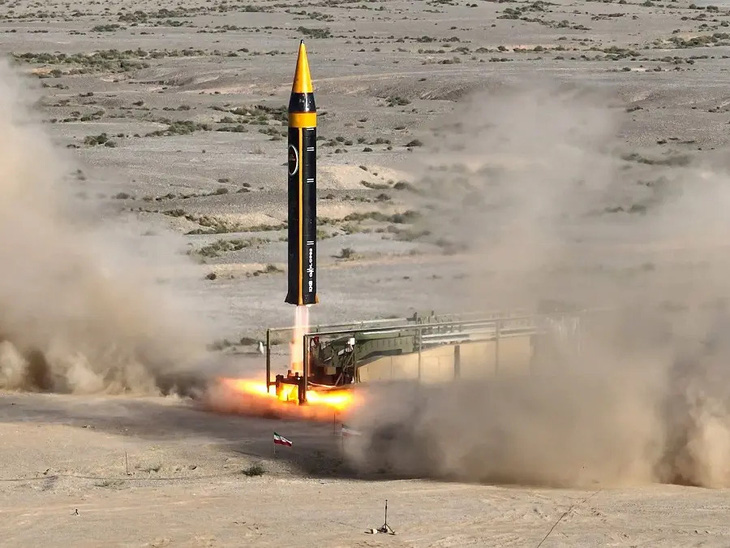 Tên lửa đạn đạo Khorramshahr thế hệ thứ 4 mới - có tên Kheibar - với tầm bắn 2.000km được thử nghiệm tại một địa điểm không tiết lộ ở Iran - Ảnh: REUTERS