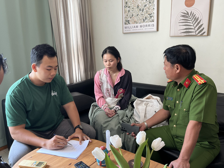 Thượng tá Nguyễn Văn Thành - phó trưởng Công an quận 1 - trực tiếp lấy lời khai của đối tượng - Ảnh: CACC