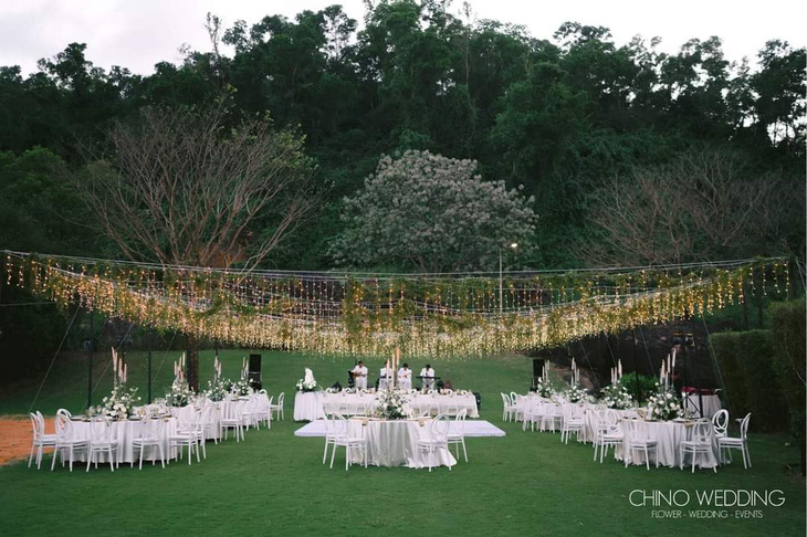 Nhiều người trẻ ngày nay ưa thích tiệc đám cưới nhỏ có không gian là sân vườn, được thiết kế với một tông màu xuyên suốt - Ảnh: CHINO WEDDING
