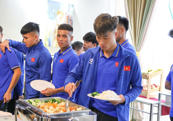 Các cầu thủ dùng bữa sau khi tới khách sạn - Ảnh: VFF