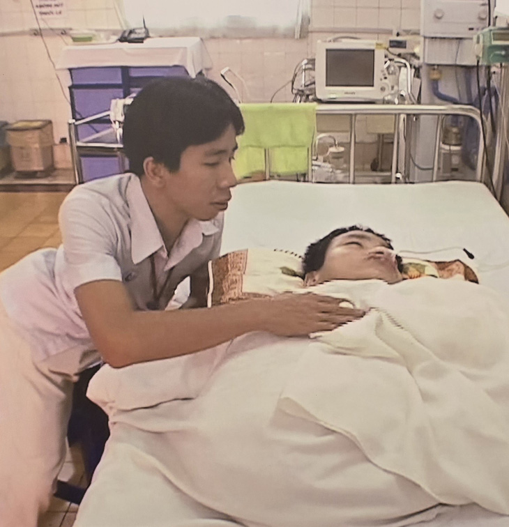 Anh Nguyễn Đức bên giường bệnh của anh trai Nguyễn Việt