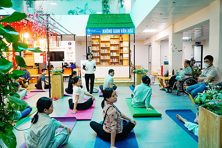 Lớp học yoga thu hút nhiều người cao tuổi tại Bệnh viện Lão khoa trung ương tham gia - Ảnh: NGUYỄN HIỀN