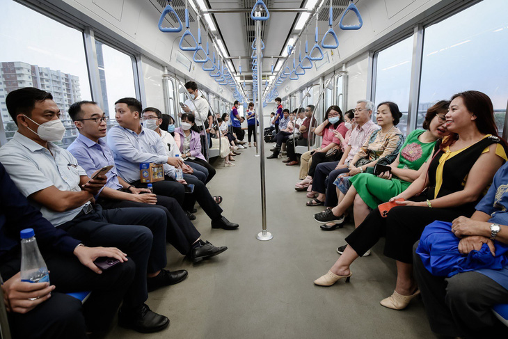 Hành khách trên chuyến metro số 1 chạy thử nghiệm năm 2023 - Ảnh: PHƯƠNG NHI