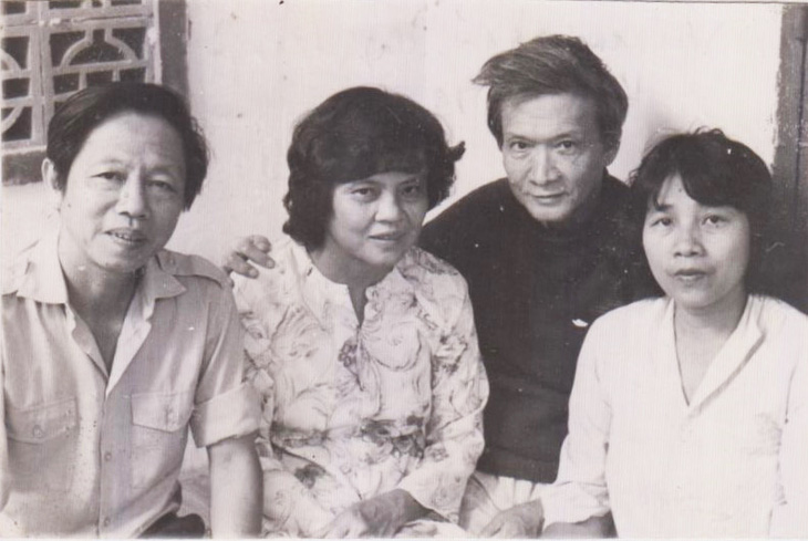 Khoảng năm 1988: hai vợ chồng một người thân đến thăm nhà thơ Chế Lan Viên (áo đen) và nhà văn Vũ Thị Thường (áo hoa) tại nhà riêng. Lúc này Chế Lan Viên đã phát hiện bị bệnh nặng..