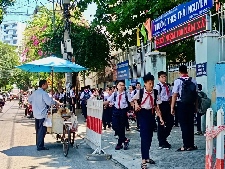 Xe hàng rong mời chào học sinh Trường THCS Thái Nguyên (TP Nha Trang) ngay giờ tan trường - Ảnh: MINH CHIẾN