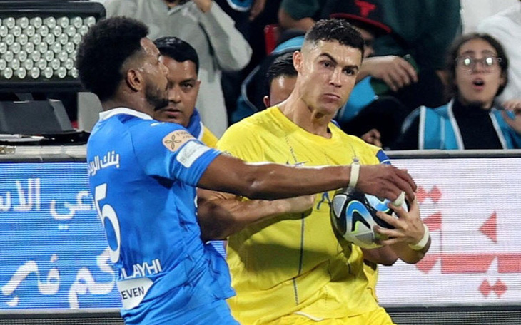 Ronaldo nhận thẻ đỏ vì đánh nguội đối thủ, còn muốn đấm cả trọng tài
