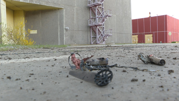 Các mảnh vỡ của một drone rơi xuống đất sau khi tấn công nhà máy điện hạt nhân lớn nhất châu Âu Zaporizhzhia hôm 7-4 - Ảnh: REUTERS