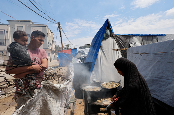 Một gia đình người Palestine chuẩn bị cho lễ Eid al-Fitr, đánh dấu sự kết thúc của tháng ăn chay Ramadan của người Hồi giáo, tại một trại lều ở Rafah, phía nam Dải Gaza, ngày 8-4 - Ảnh: REUTERS