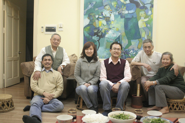 Dịch giả Chúc Ngưỡng Tu thăm gia đình nhà văn Đỗ Chu - Ảnh: HỮU VIỆT cung cấp