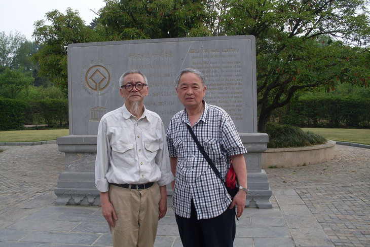 Nhà văn Đỗ Chu và GS Chúc Ngưỡng Tu (bên phải) trong lần nhà văn Đỗ Chu sang Nam Kinh du lịch - Ảnh: HỮU VIỆT cung cấp