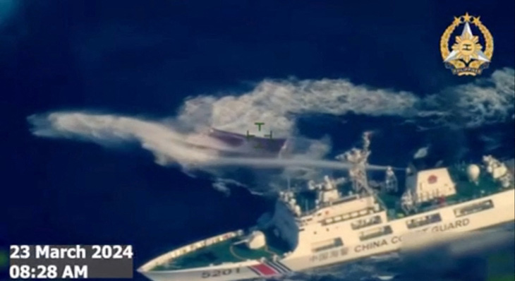 Tàu hải cảnh Trung Quốc phun vòi rồng vào tàu tiếp tế Philippines ở khu vực bãi Cỏ Mây ngày 23-3 - Ảnh: AFP