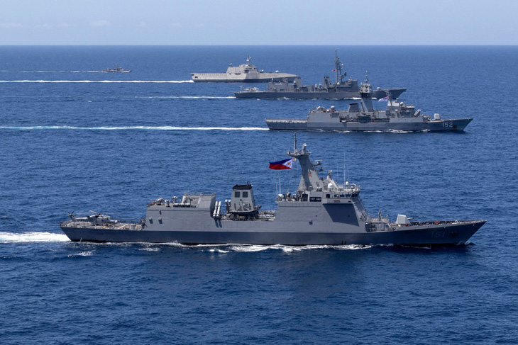 Các tàu chiến của Mỹ, Philippines, Nhật Bản và Úc diễn tập trên vùng biển nằm trong vùng đặc quyền kinh tế của Philippines ngày 7-4 - Ảnh: AFP