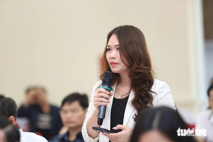 Bà Trần Thị Cẩm Tú - phó chủ tịch UBND TP Vinh, Nghệ An - trả lời vấn đề thiếu chỗ đỗ xe ô tô được báo chí quan tâm - Ảnh: DOÃN HÒA