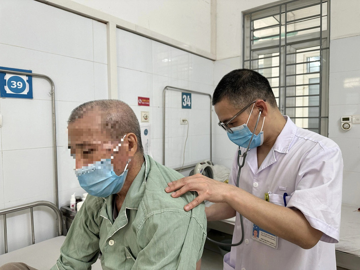 Bác sĩ Bệnh viện Đa khoa Hà Đông (Hà Nội) thăm khám cho bệnh nhân - Ảnh: BVCC