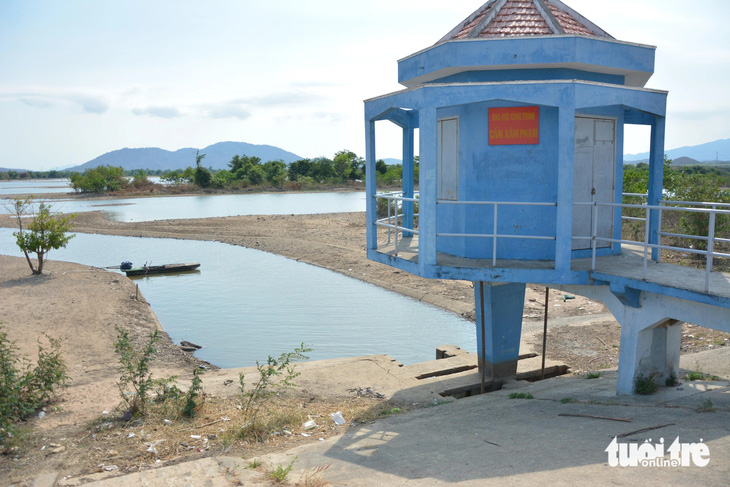 Nhiều công trình hồ chứa ở huyện Hàm Thuận Nam, tỉnh Bình Thuận đang ở mực nước thấp, ngưng cấp nước cho tưới tiêu