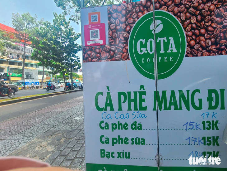 Một quán vỉa hè nằm trên đường Trần Hưng Đạo (quận 1) tăng giá bán mỗi ly cà phê lên 2.000 đồng mỗi loại - Ảnh: NHẬT XUÂN