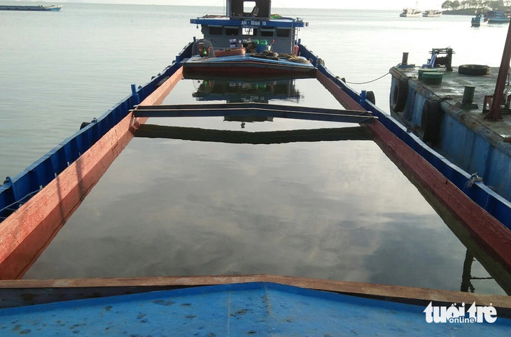 Nhiều ngày qua Hà Tiên đã yêu cầu doanh nghiệp sử dụng sà lan chở nước ngọt ra xã đảo Tiên Hải - Ảnh: MINH KHANG