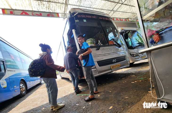 Xe khách Trung Nga đón khách sai quy định tại bãi xe 39 trên đường Võ Chí Công, phường Phú Hữu, TP Thủ Đức sáng 9-4 - Ảnh: MINH HÒA