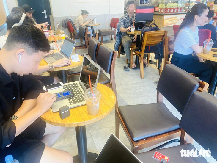 Nhiều người trẻ chọn quán cà phê để làm việc, học tập những ngày hè nắng nóng - Ảnh: ĐOÀN NHẠN