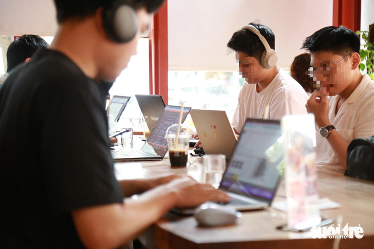 Bạn trẻ ở Đà Nẵng làm việc tại một quán cà phê có không gian dành riêng cho người làm việc - Ảnh: ĐOÀN NHẠN