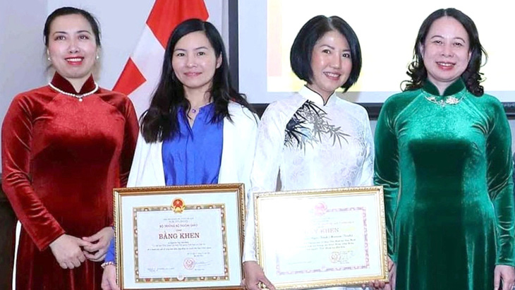 TS Nguyễn Thị Thu Hiền (thứ hai, từ trái sang) được quyền Chủ tịch nước Võ Thị Ánh Xuân (bìa phải) trao bằng khen vì đóng góp cho cộng đồng nhân chuyến thăm Đan Mạch khi bà Xuân là phó chủ tịch nước - Ảnh: NVCC