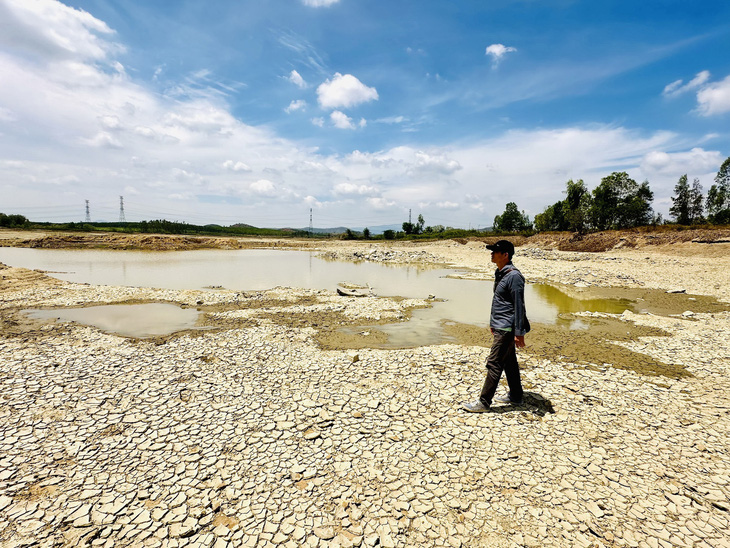 Hồ chứa nước Tà Mon, huyện Hàm Thuận Nam, tỉnh Bình Thuận cạn trơ đáy - Ảnh: MAI THỨC